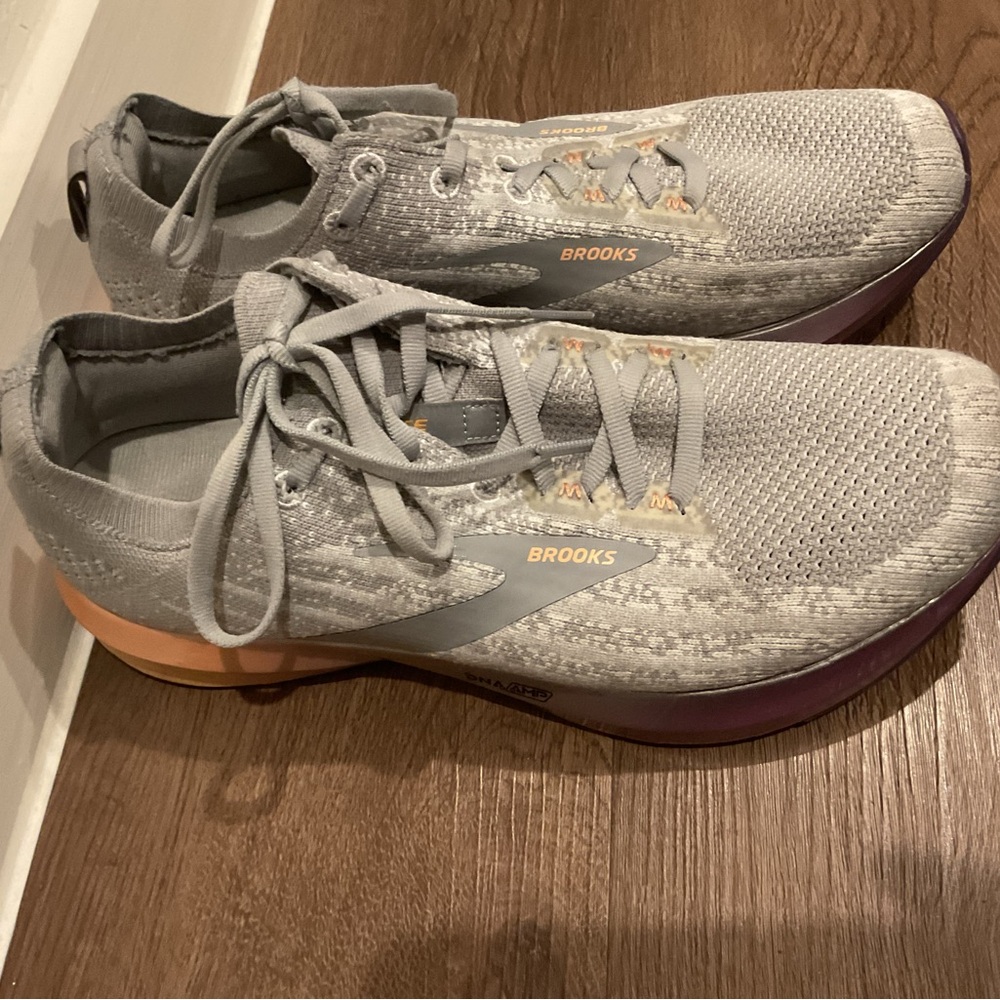 Brooks Women’s Gray and Purple Athletic Sneakers Tennis Size 10 - Picture 2 of 7